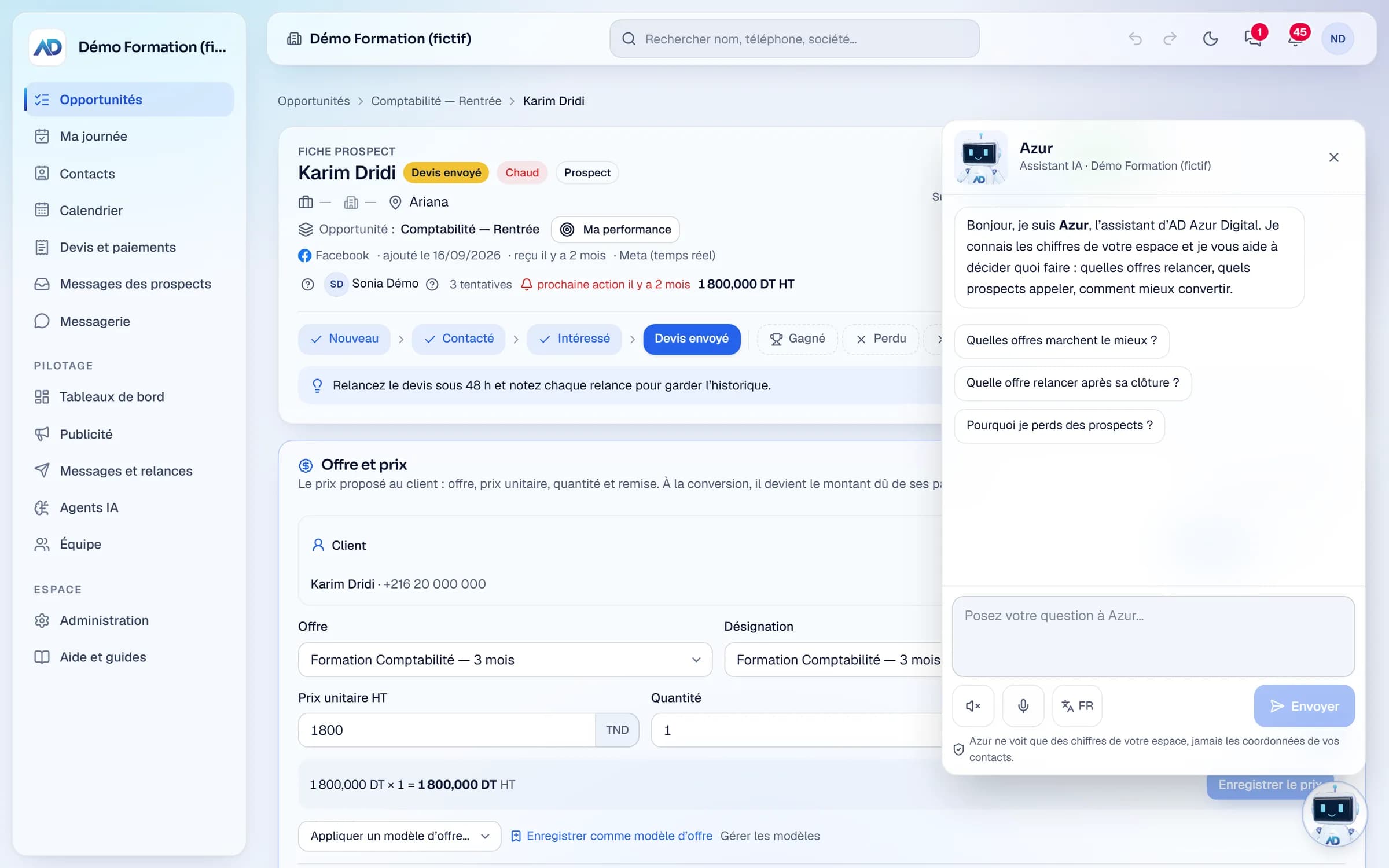 المساعد الذكي «أزور» مفتوح بجانب بطاقة عميل محتمل: أسئلة مقترحة، وخانة السؤال، والإملاء الصوتي، وتذكير بأنه لا يرى إلا أرقام الفضاء ولا يرى أبدًا بيانات الاتصال